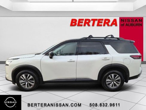 Used 2022 Nissan Pathfinder SL image 1