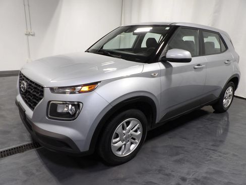 Used 2021 Hyundai Venue SE FWD image 3