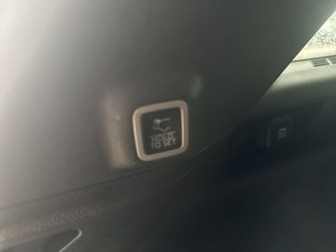 Used 2022 Jeep Grand Cherokee Overland w/ Luxury Tech Group IV image 31