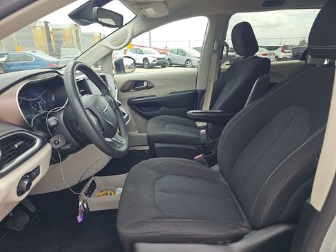 Used 2023 Chrysler Voyager LX image 8