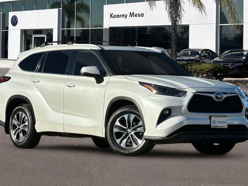 Used 2022 Toyota Highlander XLE image 2
