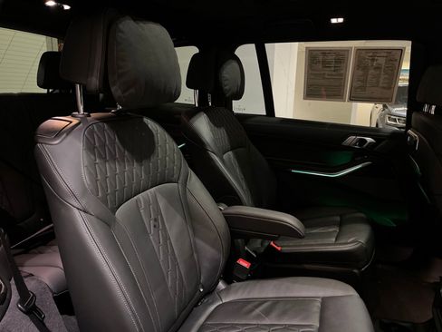 Used 2025 BMW X7 M60i AWD/4WD image 36