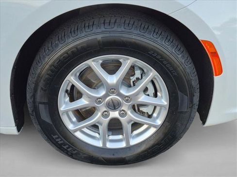 Used 2021 Chrysler Pacifica Touring-L w/ Uconnect Theater Family Group FWD image 22