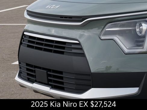 Used 2025 Kia Niro EX FWD image 12