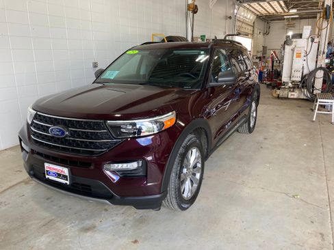 Used 2023 Ford Explorer XLT w/ Equipment Group 202A AWD/4WD image 1