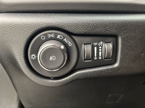 Used 2025 Chrysler Pacifica Select FWD image 52