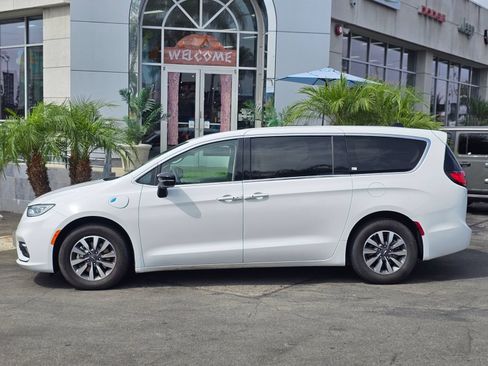 Used 2024 Chrysler Pacifica Limited FWD image 5