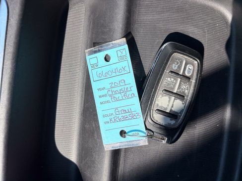 Used 2019 Chrysler Pacifica Touring-L FWD image 37