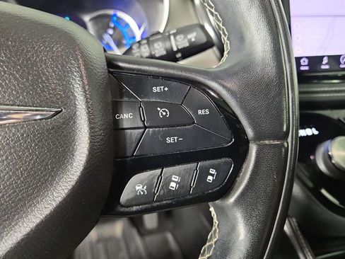 Used 2022 Chrysler Pacifica Limited w/ Uconnect Theater Family Group image 24