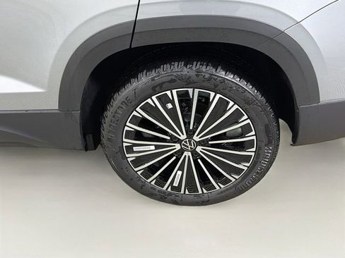 New 2026 Volkswagen Taos SE image 30