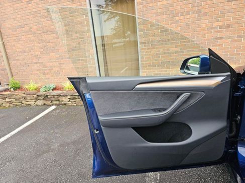 Used 2023 Tesla Model Y AWD image 35