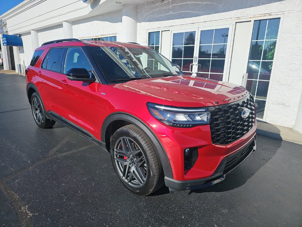 Used 2025 Ford Explorer ST-Line w/ ST-Line Street Pack AWD/4WD image 2