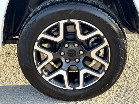 Used 2025 RAM 1500 Laramie AWD/4WD image 9