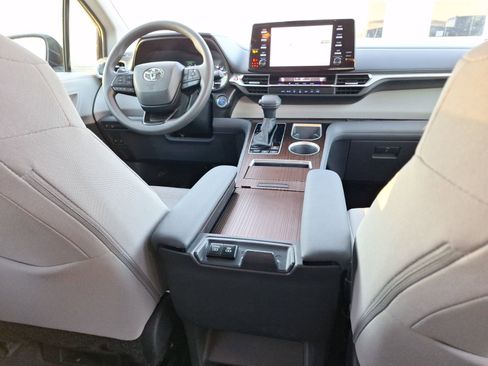 Used 2024 Toyota Sienna LE image 31