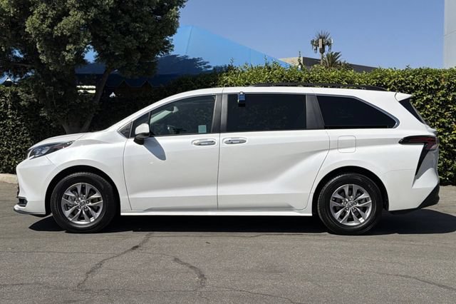 Used 2024 Toyota Sienna XLE FWD image 7