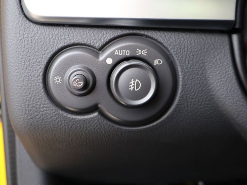 Used 2004 Chevrolet SSR w/ Preferred Equipment Group image 33