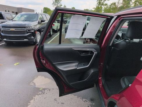Used 2019 Toyota RAV4 LE w/ Carpet Mat Package AWD/4WD image 21
