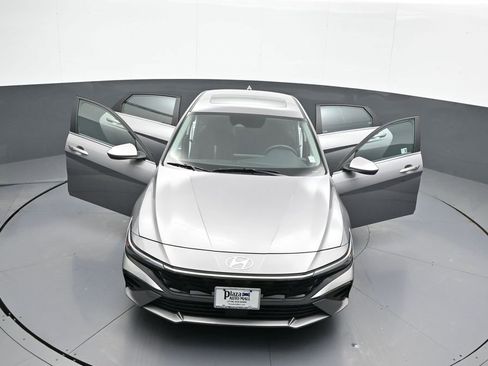 Certified 2025 Hyundai Elantra SEL image 45