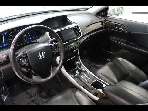 Used 2017 Honda Accord Touring image 13