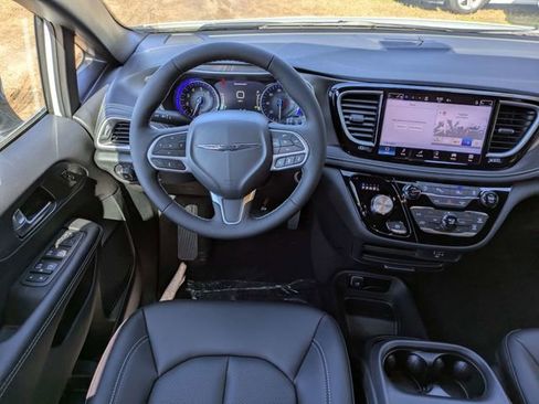 New 2026 Chrysler Pacifica Select image 17