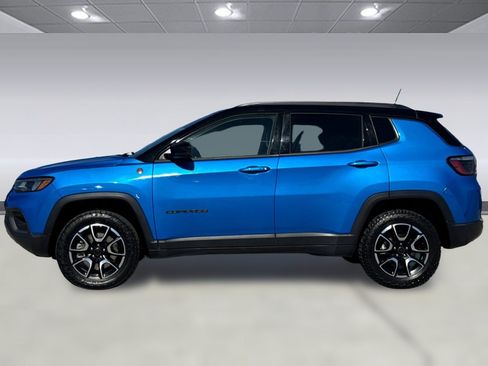 Used 2025 Jeep Compass Trailhawk AWD/4WD image 2