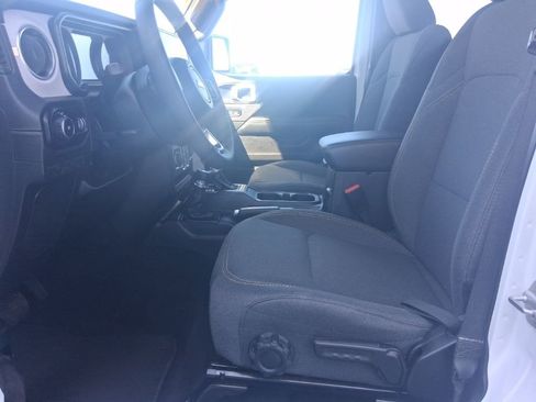 Used 2025 Jeep Wrangler Sahara image 12