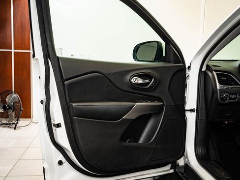 Used 2019 Jeep Cherokee Limited image 24