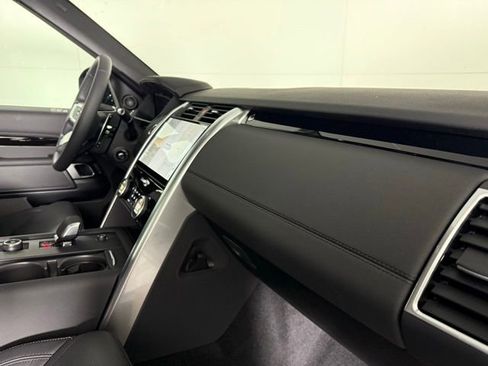Certified 2025 Land Rover Discovery S image 36