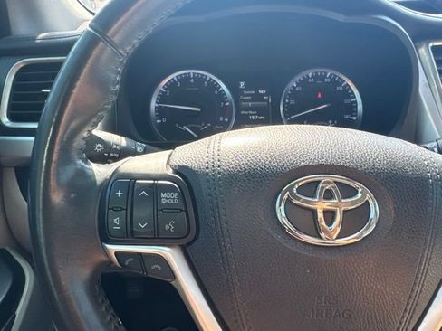 Used 2018 Toyota Highlander Limited FWD image 18