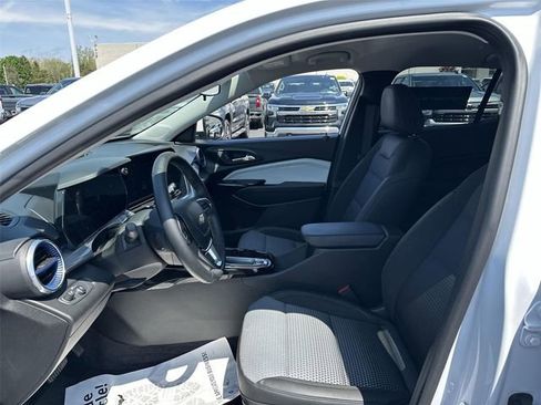 Used 2024 Chevrolet Trax LT w/ Driver Confidence Package FWD image 18