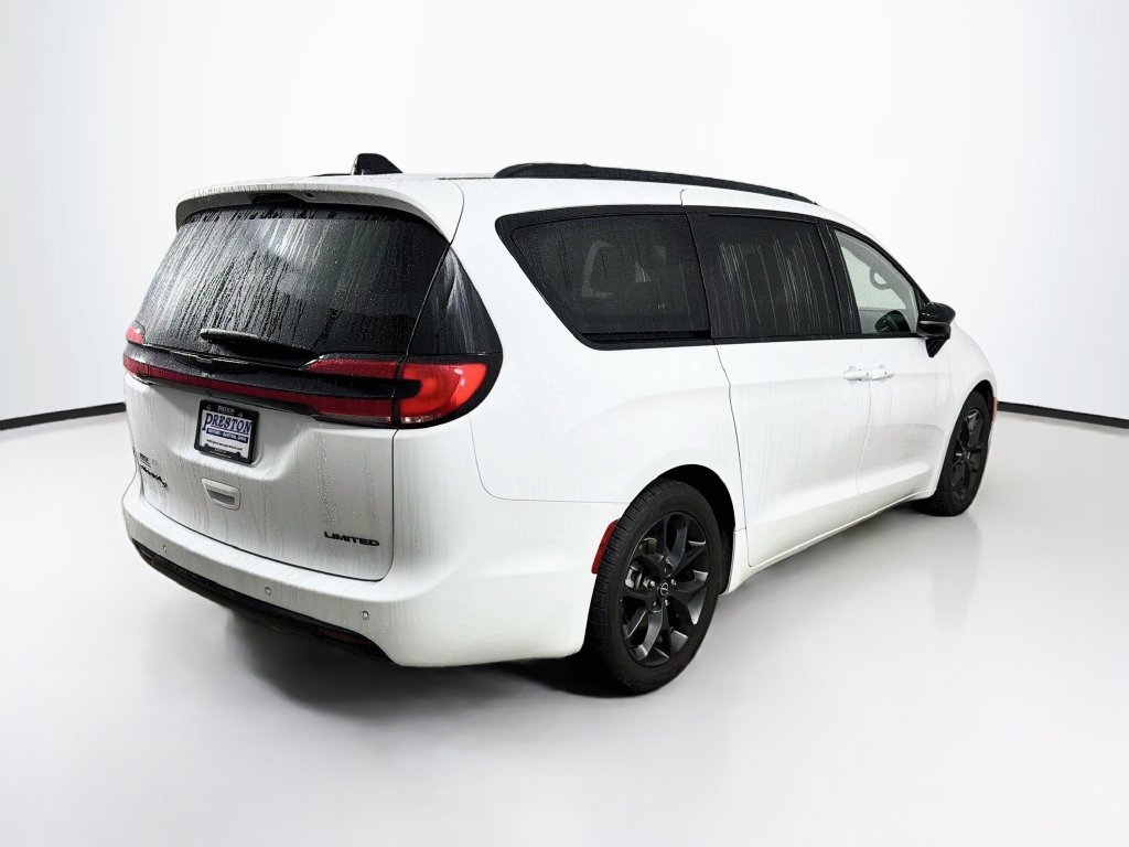 Used 2025 Chrysler Pacifica Limited FWD image 5