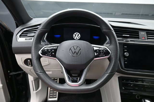 Used 2022 Volkswagen Tiguan SE R-Line FWD image 15
