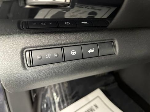 Used 2025 Nissan Pathfinder SV FWD image 32