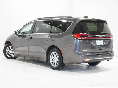 Used 2022 Chrysler Pacifica Touring-L w/ Uconnect Theater Family Group image 5