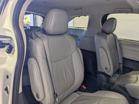 Used 2024 Toyota Sienna Limited image 40