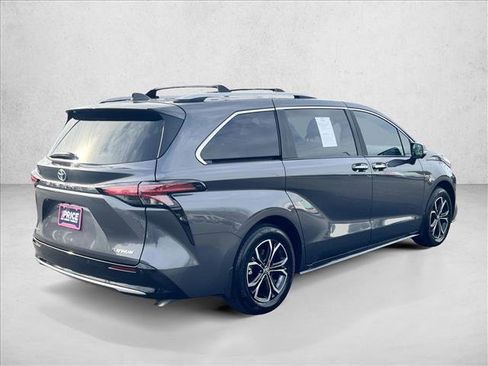 Used 2025 Toyota Sienna Platinum image 5