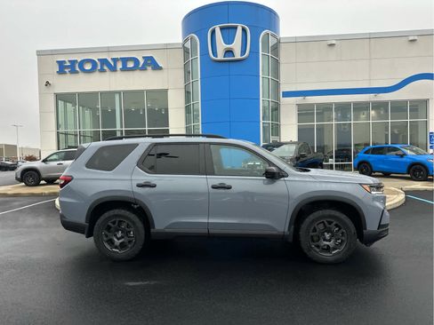 New 2025 Honda Pilot TrailSport image 2