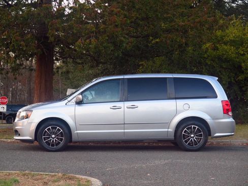 Used 2015 Dodge Grand Caravan R/T image 2