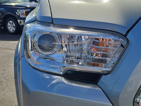 Used 2022 Toyota Tacoma TRD Sport image 6