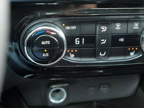 Used 2025 Chevrolet Trax RS w/ Sunroof Package FWD image 16