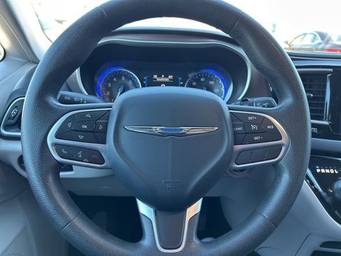 Used 2017 Chrysler Pacifica Touring w/ Tire & Wheel Group image 16