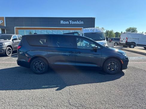 Used 2023 Chrysler Pacifica Limited w/ Uconnect Theater Family Group FWD image 10
