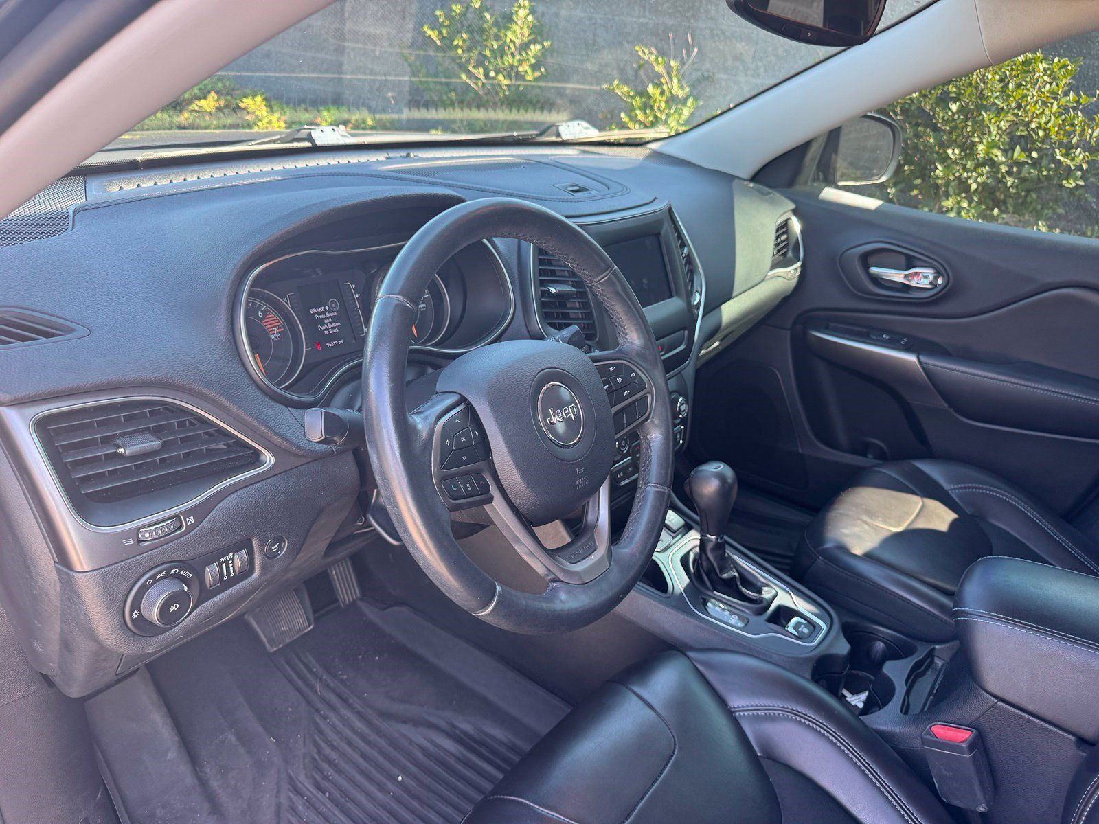 Used 2019 Jeep Cherokee Latitude Plus w/ Comfort/Convenience Group FWD image 17
