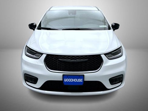 New 2026 Chrysler Pacifica Select image 2