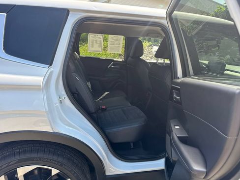 Used 2024 Mitsubishi Outlander 4WD Plug-In Hybrid image 22
