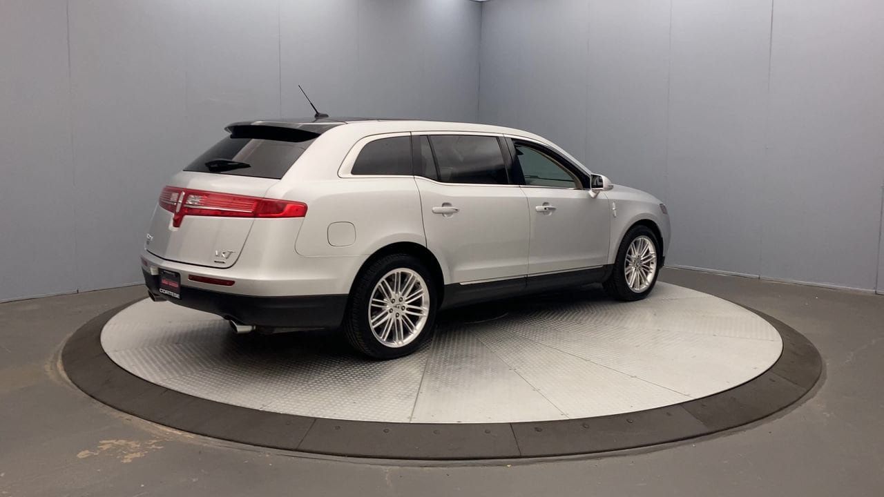 Used 2015 Lincoln MKT AWD image 5