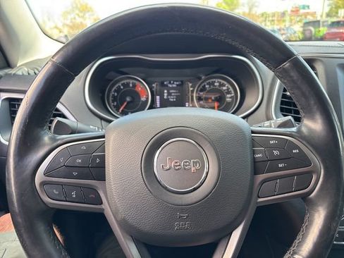 Used 2020 Jeep Cherokee Latitude Plus w/ Comfort/Convenience Group AWD/4WD image 19