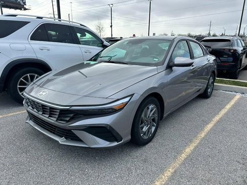 Used 2024 Hyundai Elantra SEL image 3