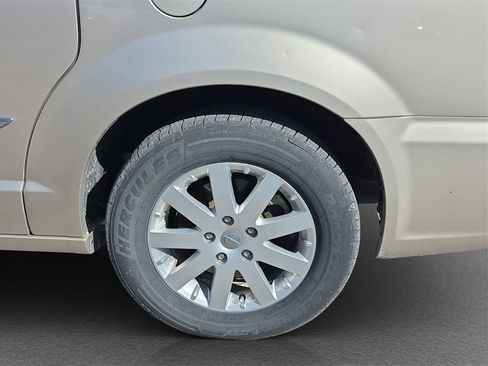 Used 2016 Chrysler Town & Country Touring w/ Driver Convenience Group image 5