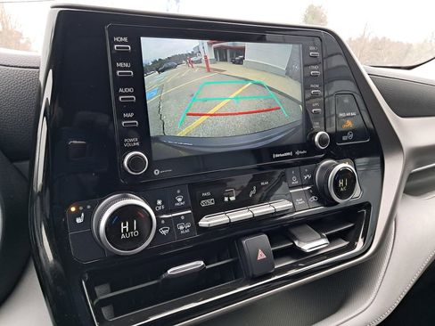 Used 2021 Toyota Highlander XLE image 17